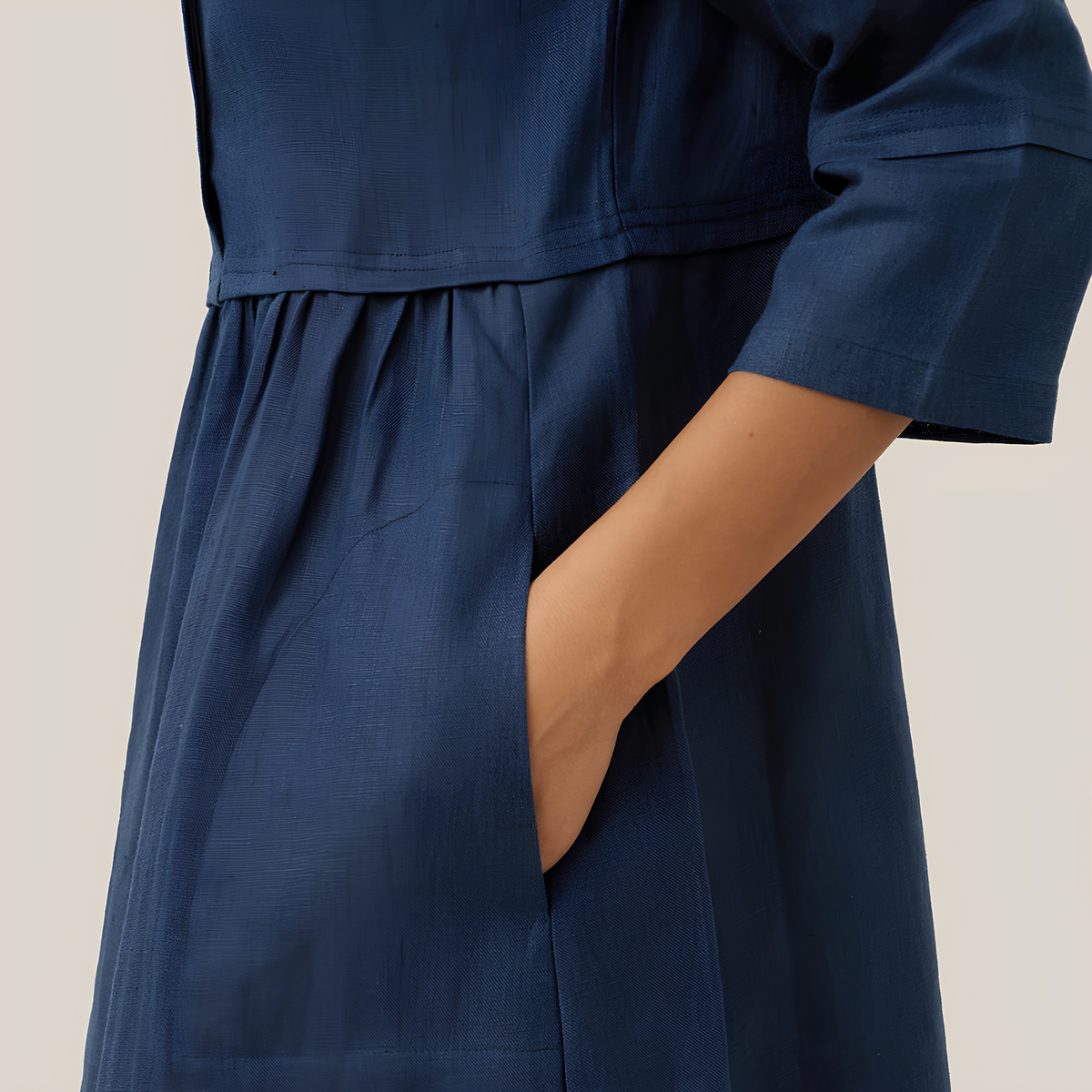 Leinen-Midikleid mit Knopftaille