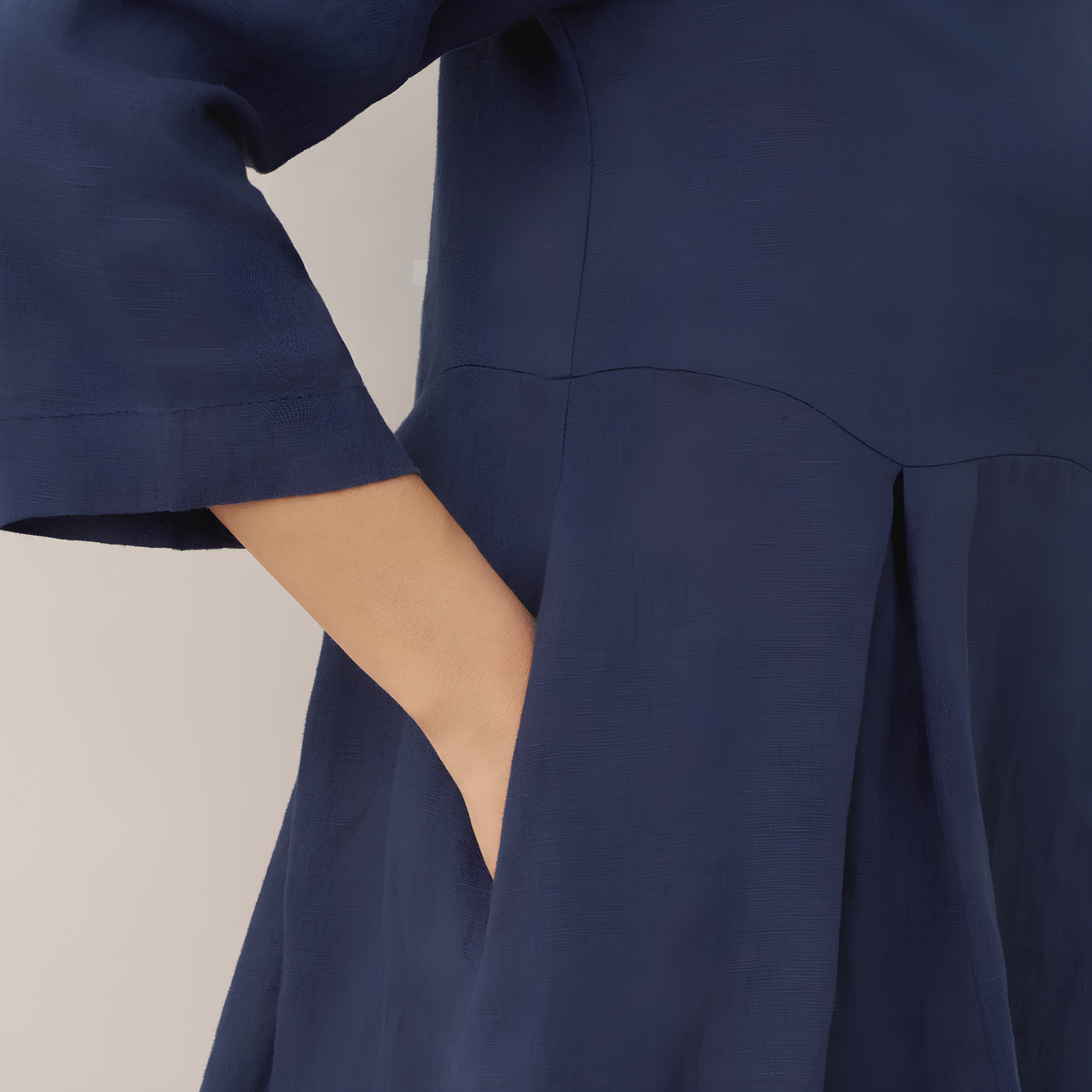 Plissiertes Leinen-Midikleid